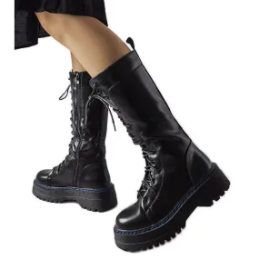 Bottes isolées noires sur la plateforme Hide le noir