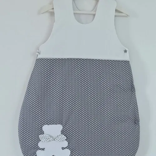 Gigoteuse artisanale française bébé 0-6 mois en coton oeko-tex et son ourson.