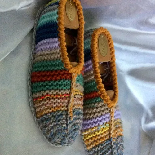 Sur commande chaussons fantasia multicolore ,d’intérieur avec semelles doux ,tricot ,fait main ,pour femme,homme